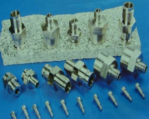 SUS303 0.01mm tinggi Precision CNC Turning konektor berubah bagian