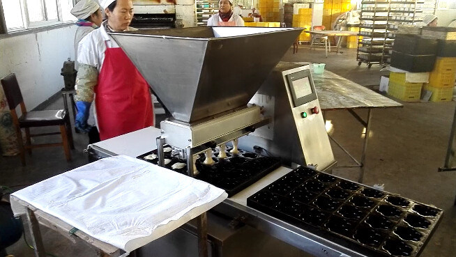 De automatische Cake die van het Productiemateriaal Machine met het Vullen van Jam of Boter maken